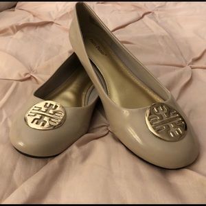 PIERRE DUMAS Nude / Gold Flats size 11